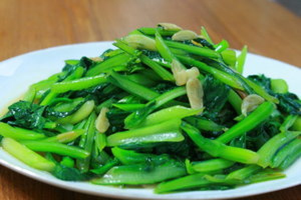 Stir-fried choy sum with garlic
